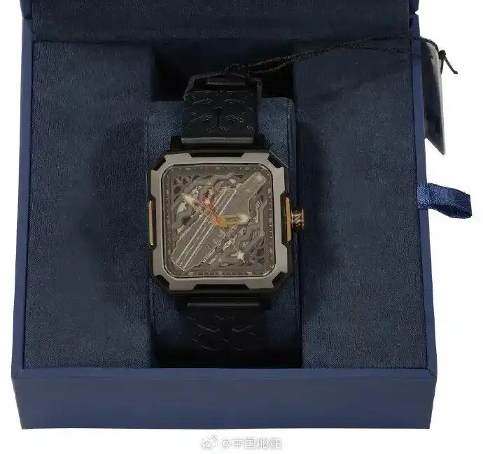 捐款造航母男生获赠福建舰手表_捐140元建航母 陈虞文 中国船舶集团福建舰纪念手表