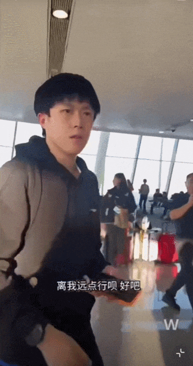 王楚钦怒斥跟拍行为_王楚钦机场被围堵事件_王楚钦“着急收工”：你的问题太多了