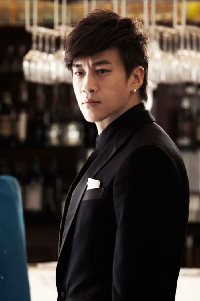 知名导演陈可辛出车祸 现场画面曝光_何润东车祸事故_何润东玛莎拉蒂追尾事故