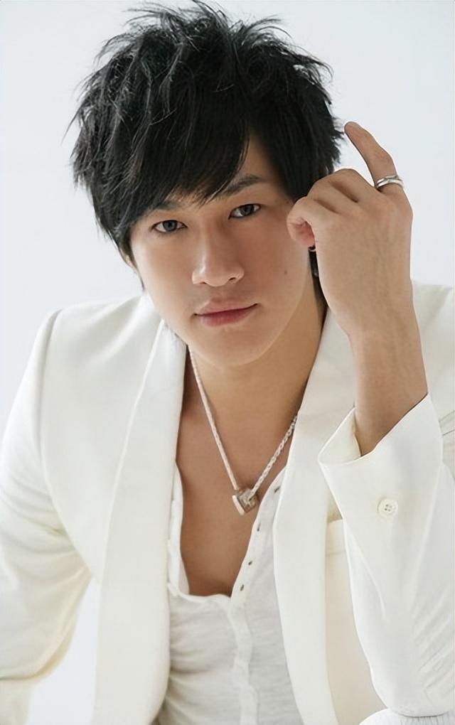 知名导演陈可辛出车祸 现场画面曝光_何润东玛莎拉蒂追尾事故_何润东车祸事故