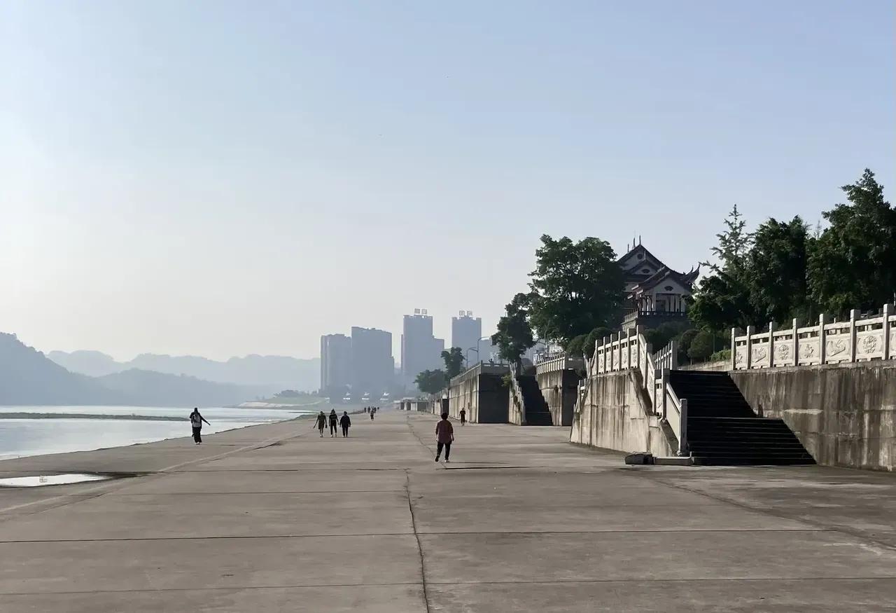 犍为沿江大道美景_未来5年犍为城市规划_犍为县城滨江路风景