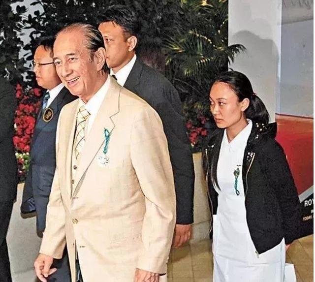 护工郑咏诗：一辈子拼不到一百万，因照顾赌王，成亿万富婆