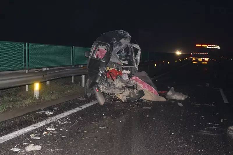 天津高速发生车祸 大货车撞烂面包车