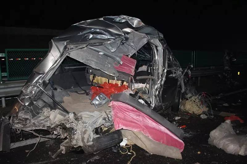 天津最新交通事故_交警安全提示挽救生命_高速公路追尾事故救援