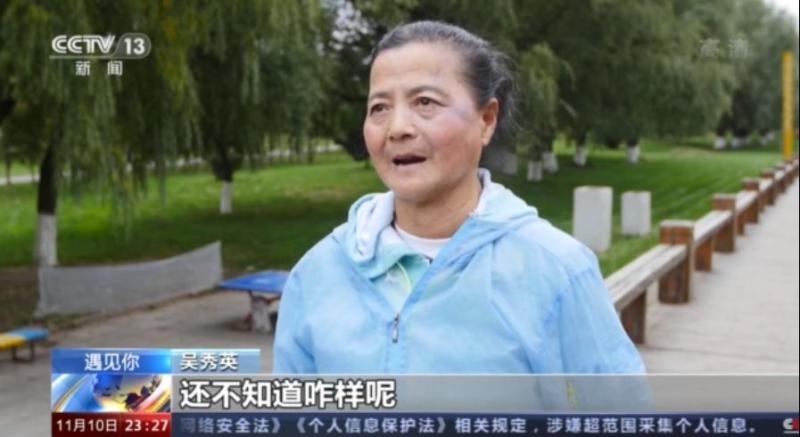 退休老人玩轮滑_68岁奶奶玩3年滑板化身“追风少女”_老年癌症患者轮滑故事