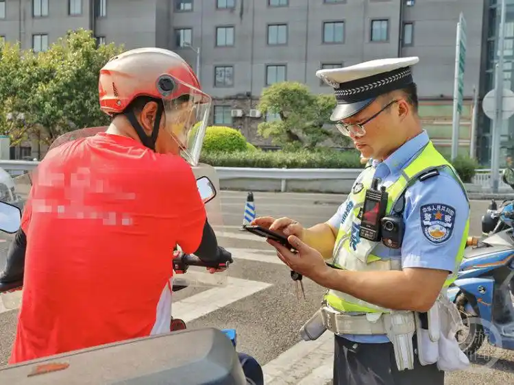 摩托车 交通违法行为 临时限行_重庆交巡警 飙车炸街 打击整治行动_重庆辟谣“摩托车能上高速”