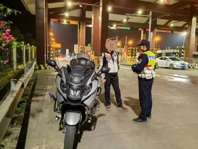 重庆辟谣“摩托车能上高速”_福建摩托车上高速规定_摩托车能上高速吗福建