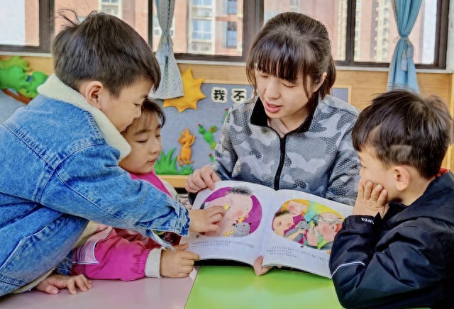 幼儿园开学：从泪眼婆娑到欢声笑语的两极反转