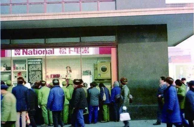 1979中国第一条商业广告_有名的广告及出现时间_中国广告业发展历程