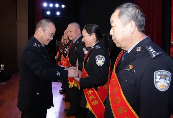 武陟公安工作汇报会主题_武陟公安局李新功照片_武陟县公安局2024年迎新春工作汇报会