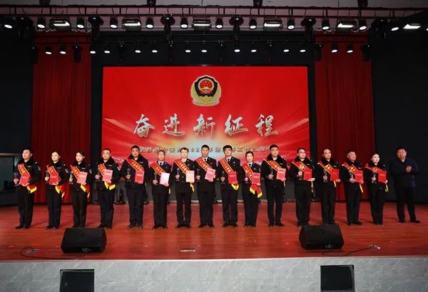 武陟公安局李新功照片_武陟县公安局2024年迎新春工作汇报会_武陟公安工作汇报会主题