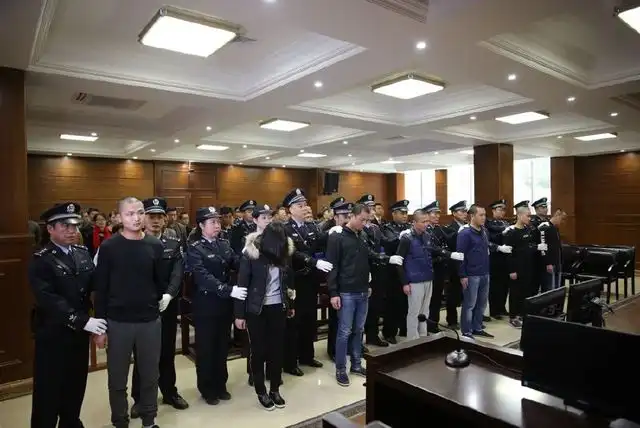 蒙被综合征 女司机责任 奔驰车主阻挠_成都奔驰女司机接娃堵路十几分钟