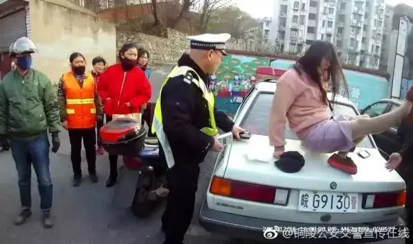 成都奔驰女司机接娃堵路十几分钟_蒙被综合征 女司机责任 奔驰车主阻挠