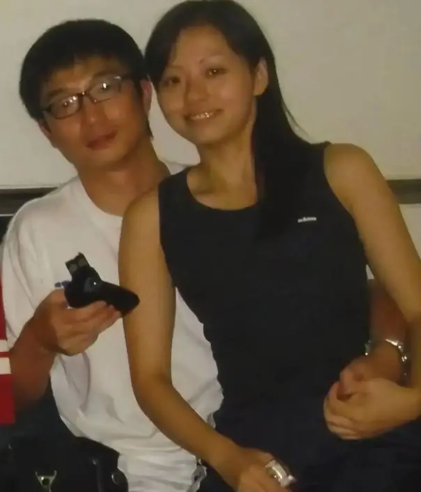 张靓颖早年经历_张靓颖演唱会摔下两米高舞台_张靓颖感情生活回顾