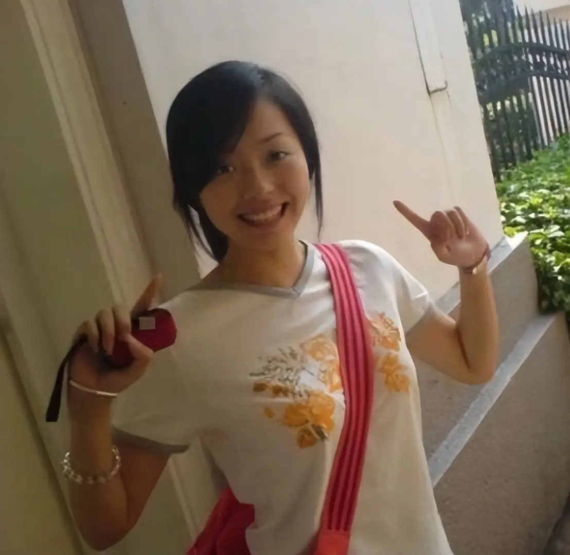 张靓颖演唱会摔下两米高舞台_张靓颖感情生活回顾_张靓颖早年经历