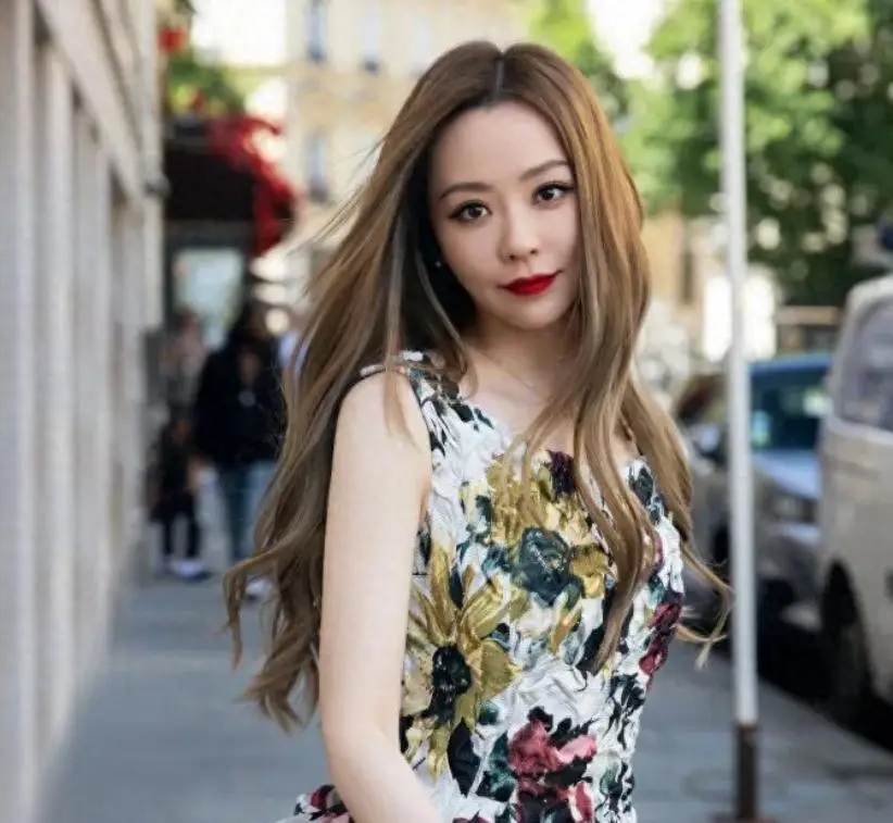 张靓颖感情生活回顾_张靓颖早年经历_张靓颖演唱会摔下两米高舞台