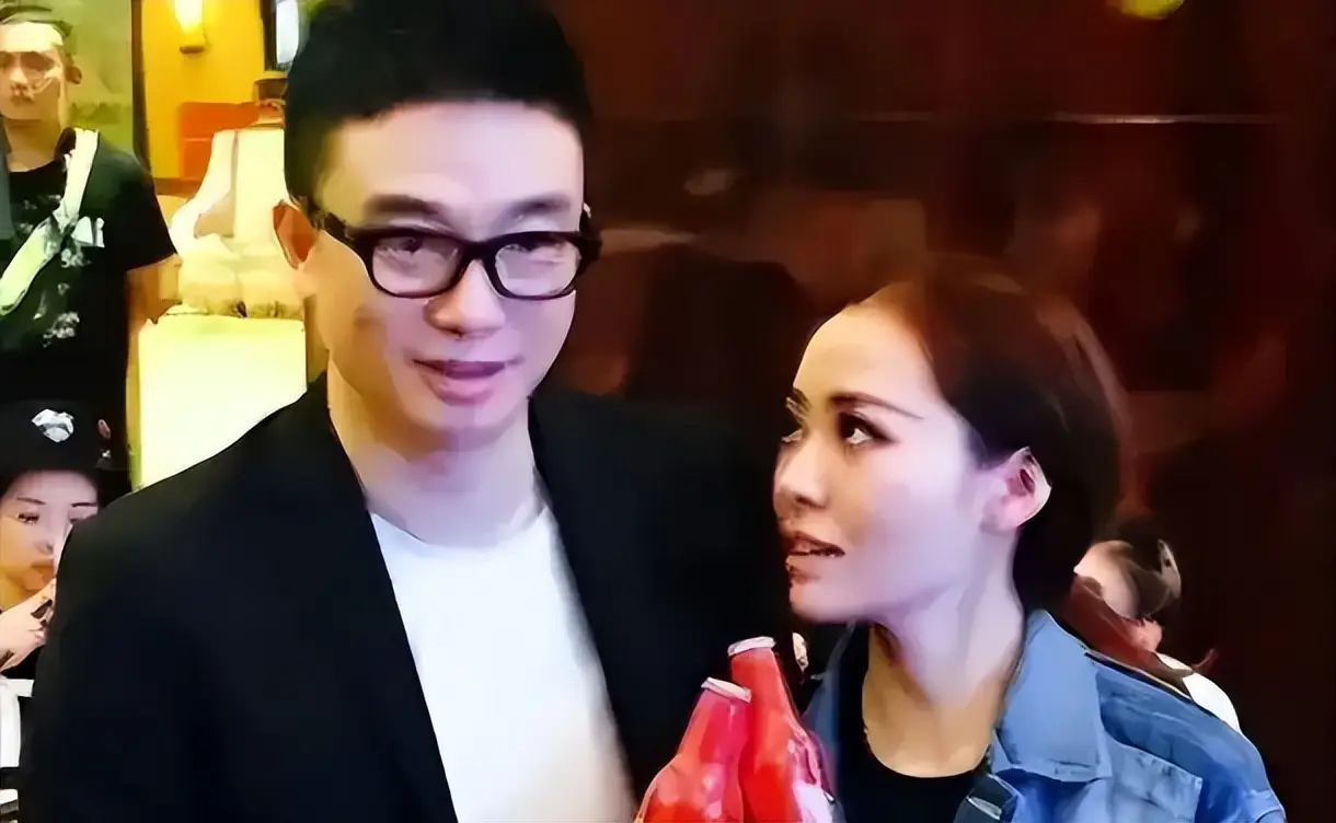 张靓颖感情生活回顾_张靓颖早年经历_张靓颖演唱会摔下两米高舞台