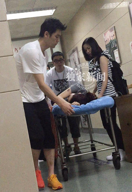 张靓颖就医照曝光 男友冯珂护送神色不安
