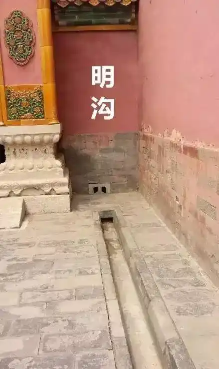紫禁城雨污分流排水设计_故宫地下有一条15公里暗沟_故宫九龙吐水排水系统