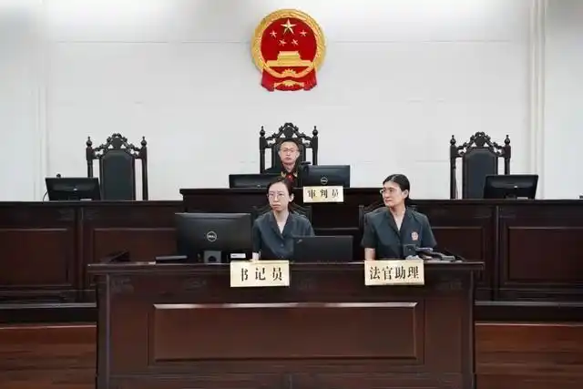 男子赴老板老家饮酒后坠亡 法院判了_一起饮酒后死亡案件_共饮人责任认定