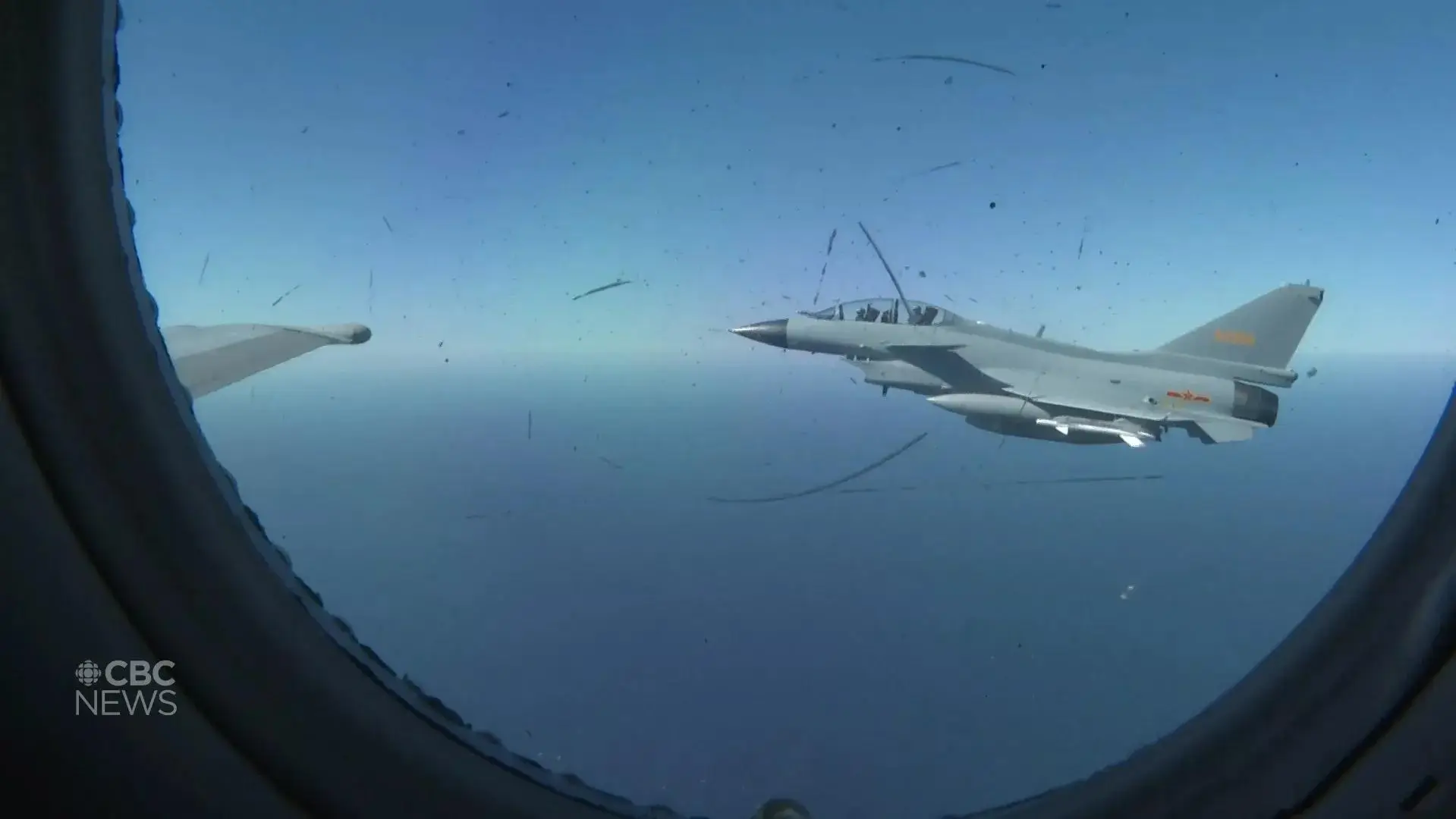 距离只有60米，歼-16亮出机翼下4枚导弹，加拿大人看得清清楚楚！