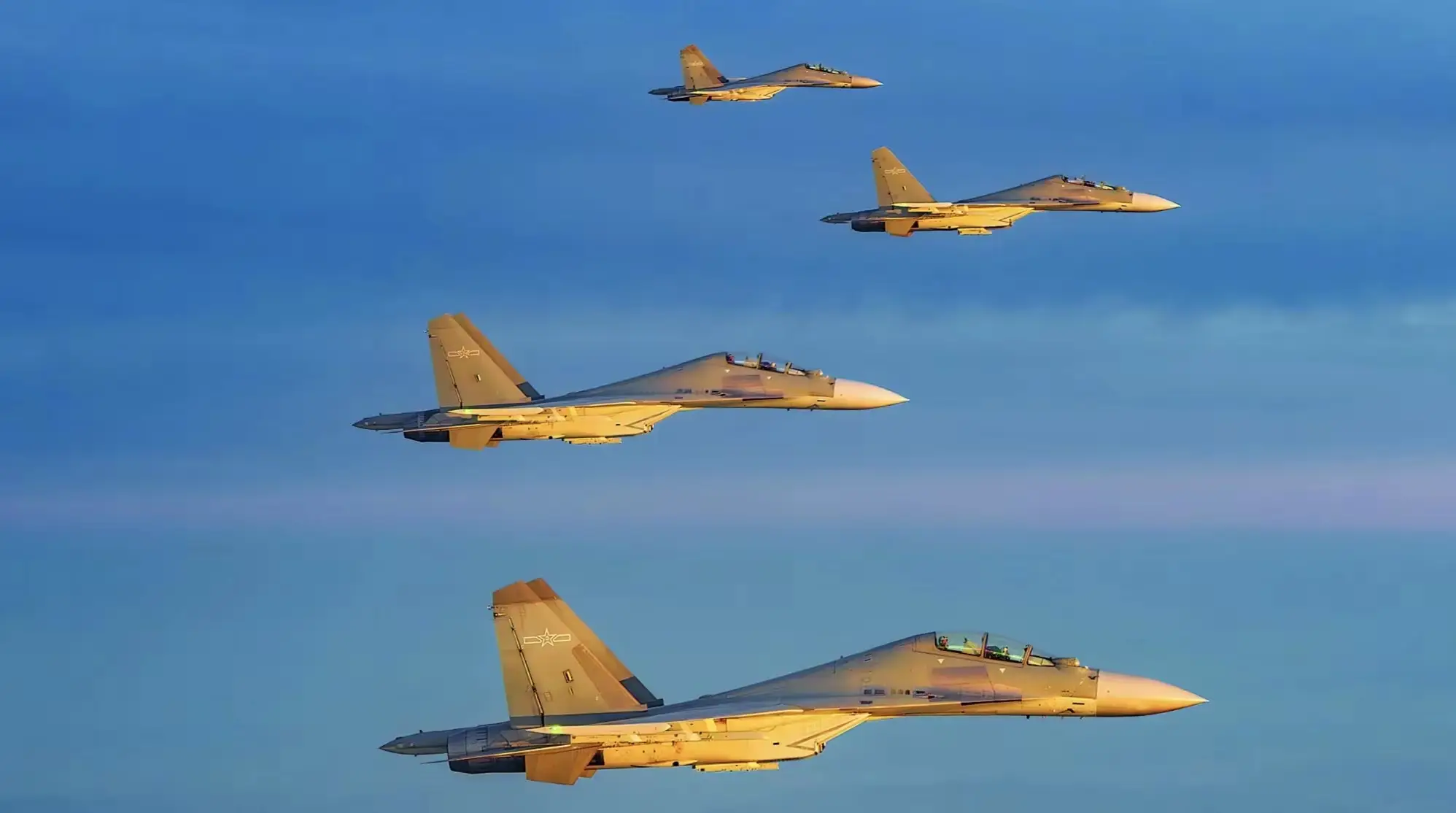 歼-16飞行员视距以内与敌机缠斗_歼-16驱离外机表现_歼-16与隐身战机对抗能力