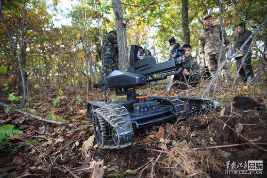 解放军地面机器兵亮相边防 可潜伏清剿排爆(图)