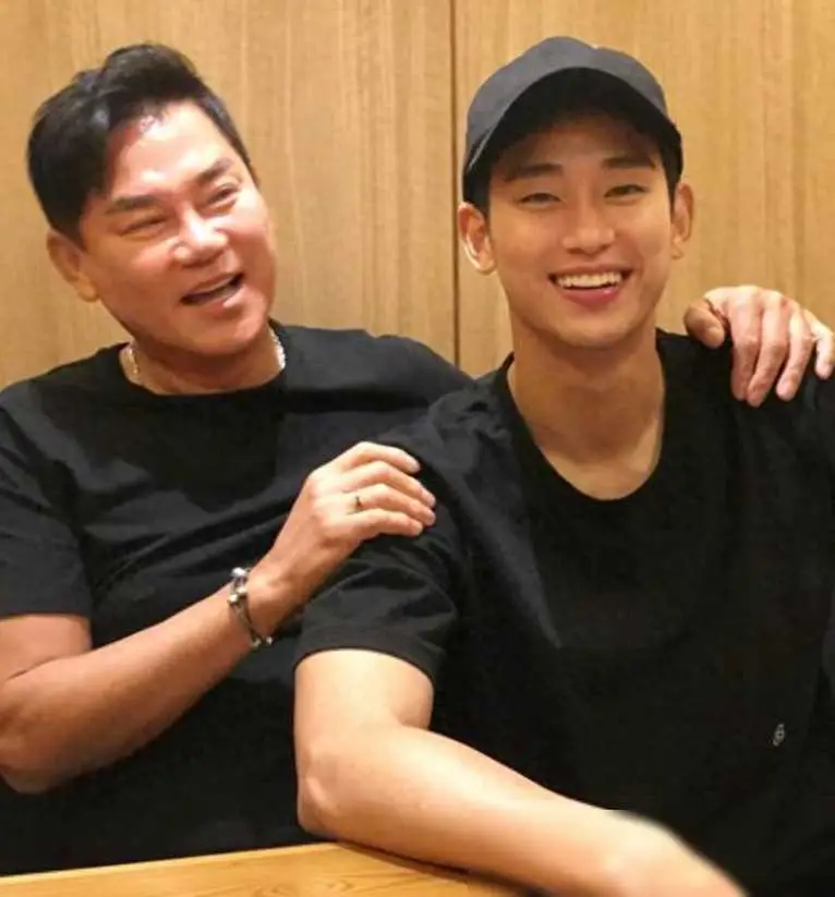 金秀贤64岁父亲三次婚姻与责任问题：金秀贤的困扰与家庭伦理之惑