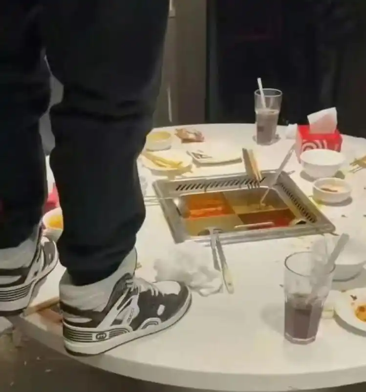 海底捞“小便事件”涉事店线上结账已全部退款 律师：肇事者或涉寻衅滋事