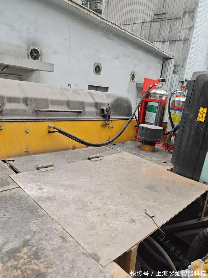 工程车燃油泄漏接触高温部件自燃_工程车_工程车电气故障导致短路引发火灾