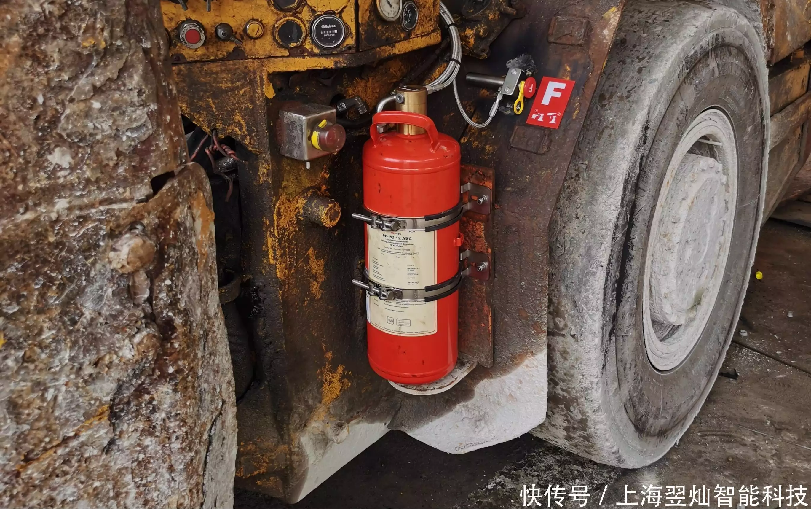 工程车燃油泄漏接触高温部件自燃_工程车电气故障导致短路引发火灾_工程车