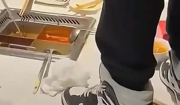 “收到退款才知道新闻”，海底捞小便事件获退款顾客反应不一，十倍补偿款需等约7日