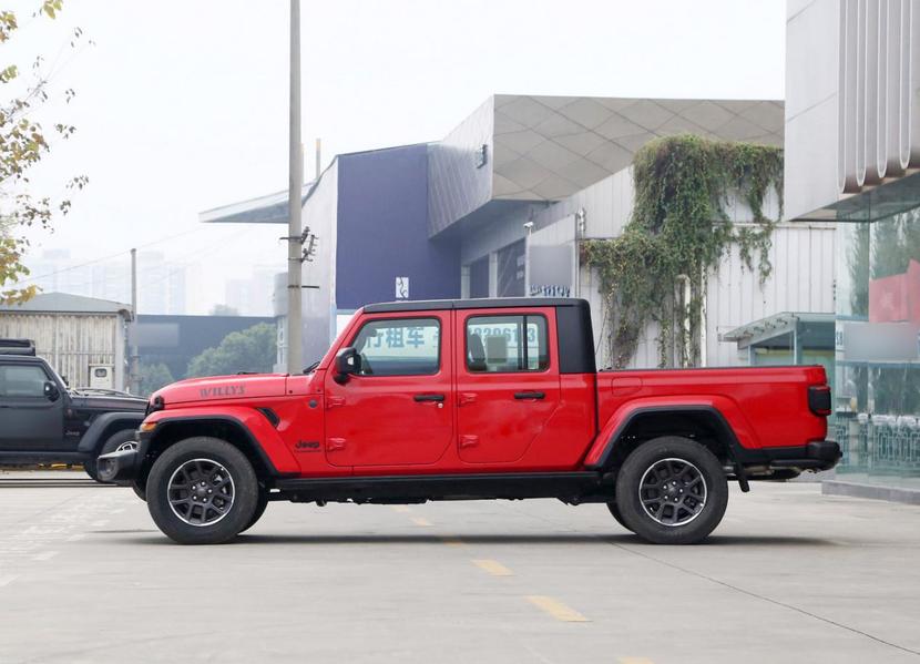 Jeep角斗士3.6L Overland车型配置详解_2023款角斗士3.6L Overland价格调整_jeep越野车多少钱