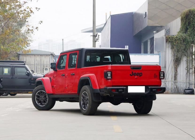 Jeep角斗士3.6L Overland车型配置详解_2023款角斗士3.6L Overland价格调整_jeep越野车多少钱