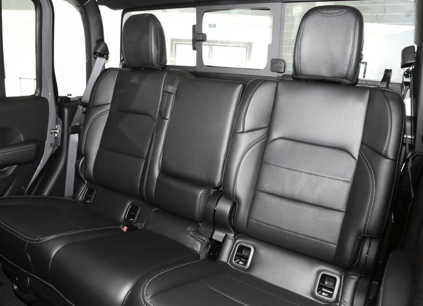 Jeep角斗士3.6L Overland车型配置详解_2023款角斗士3.6L Overland价格调整_jeep越野车多少钱