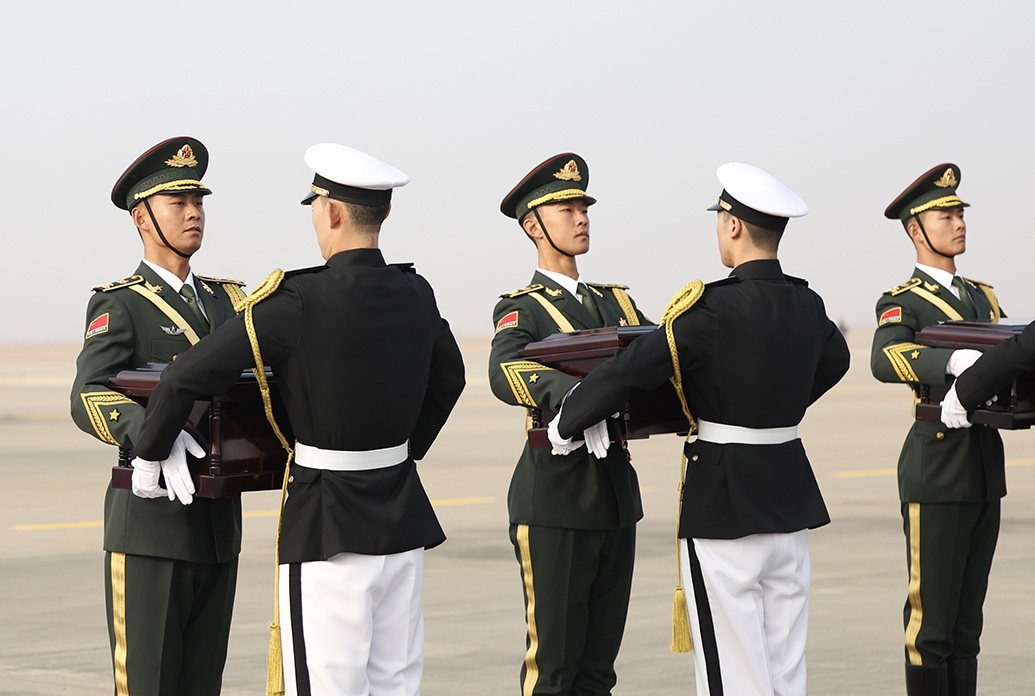 沈阳桃仙机场迎接仪式_第十批志愿军烈士遗骸归国_过水门！最高礼遇迎接志愿军烈士
