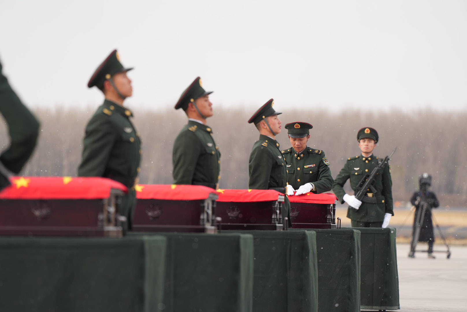 沈阳桃仙机场迎接仪式_过水门！最高礼遇迎接志愿军烈士_第十批志愿军烈士遗骸归国