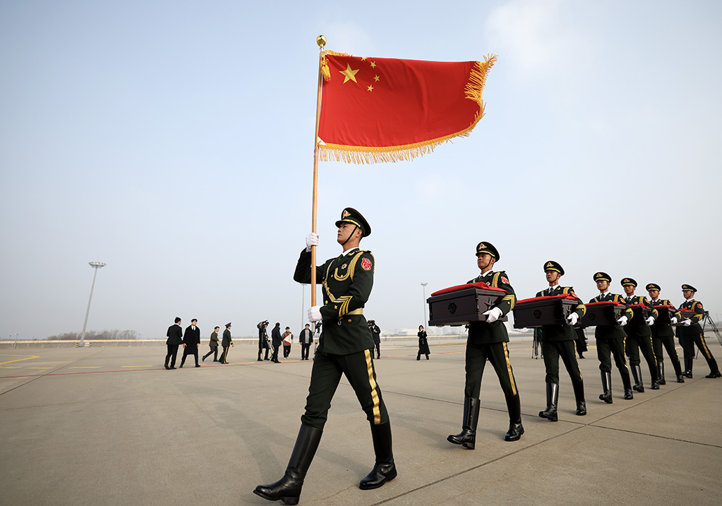 第十批志愿军烈士遗骸归国_沈阳桃仙机场迎接仪式_过水门！最高礼遇迎接志愿军烈士