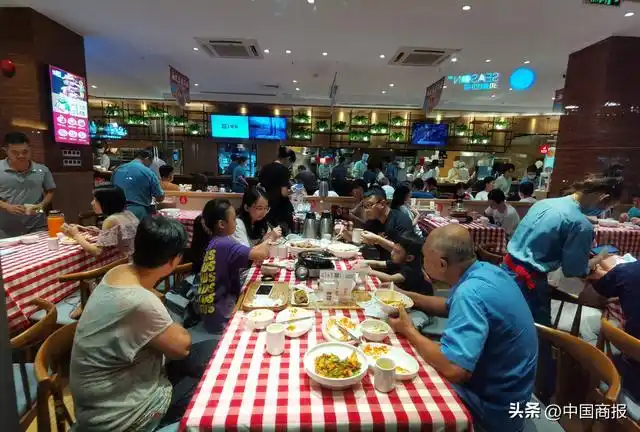 双方“各执一词”，“骂战”愈演愈烈……西贝再陷“预制菜”争议，冤不冤？