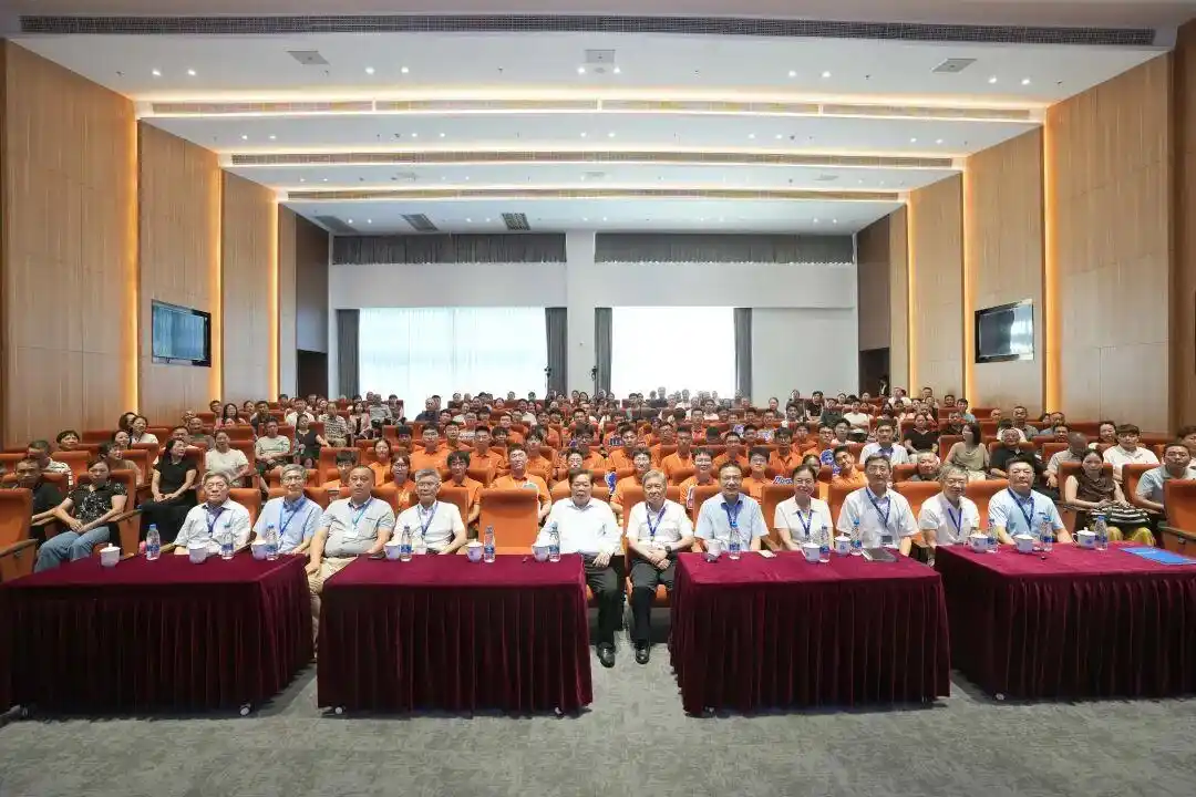 福耀科技大学首期本科生见面会_王树国校长个性化人才培养理念_曹德旺现身福耀科技大学开学典礼