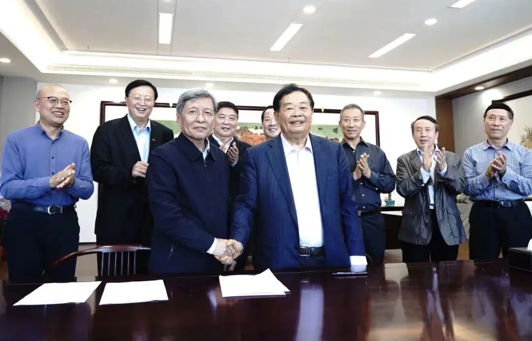 王树国 曹德旺 福耀科技大学校长_曹德旺现身福耀科技大学开学典礼