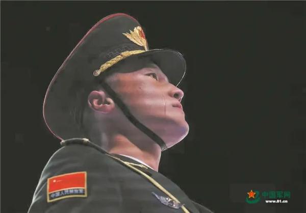 一行热泪重千钧，中国军人的热泪让人心灵震颤