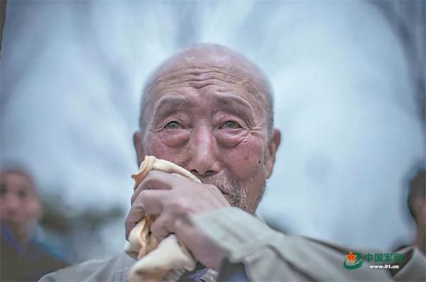 老兵迎接志愿军烈士遗骸热泪_中国军人升国旗热泪_这位志愿军老战士为何不停抹泪