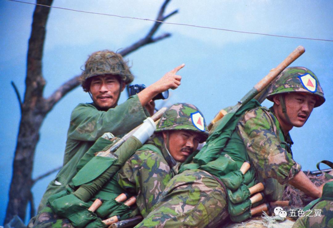 王红战地记者_老山战役 王红 战斗经历 _ 王红 军人 摄影师 