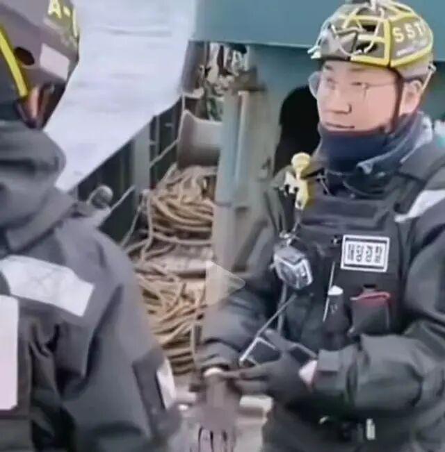 韩国警长救中国老人牺牲_中国驻韩国大使馆哀悼_韩国海警救中国老人殉职 李在明发声