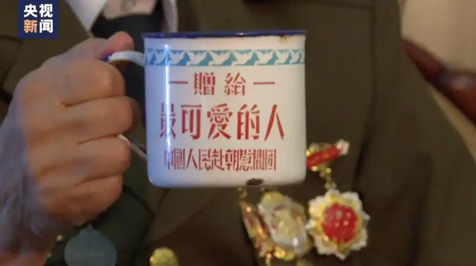 这位志愿军老战士为何不停抹泪_第十批在韩中国人民志愿军烈士遗骸归国_志愿军老战士故事