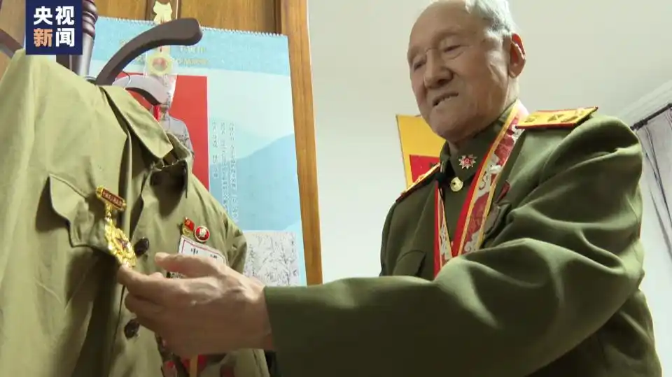 第十批在韩中国人民志愿军烈士遗骸归国_志愿军老战士故事_这位志愿军老战士为何不停抹泪