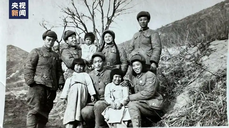 志愿军老战士故事_第十批在韩中国人民志愿军烈士遗骸归国_这位志愿军老战士为何不停抹泪