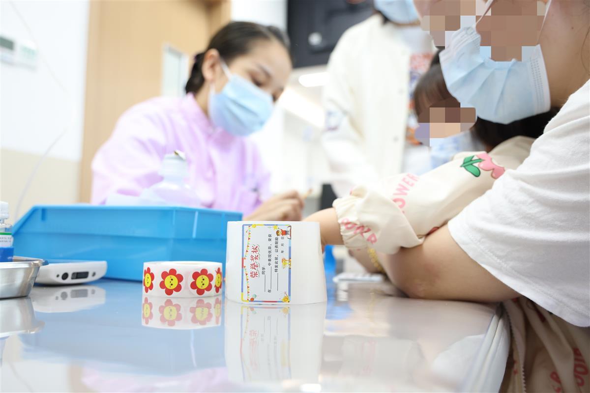 儿科打针不哭_小红花贴纸缓解恐惧_儿童打针图片
