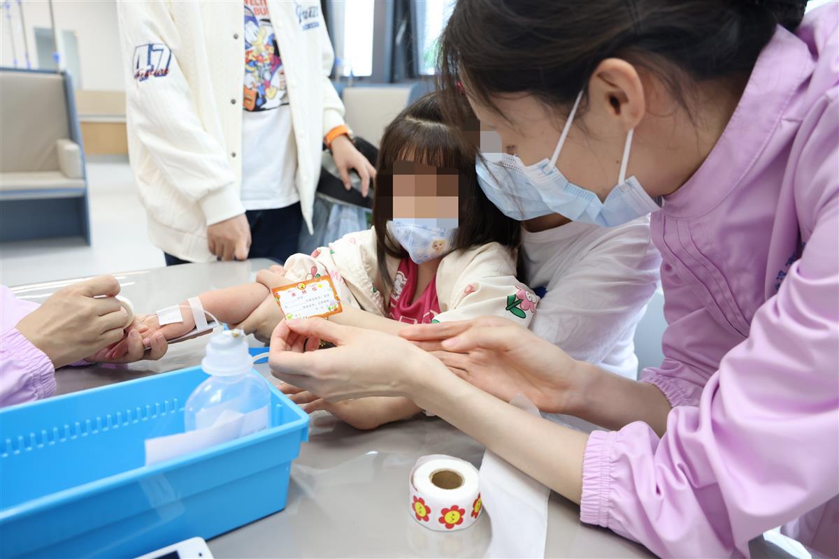 儿童打针图片_小红花贴纸缓解恐惧_儿科打针不哭